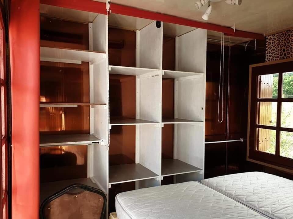 Gites Les Perouilles - La Loge Climatisee De Naida Puymiclan Exterior foto